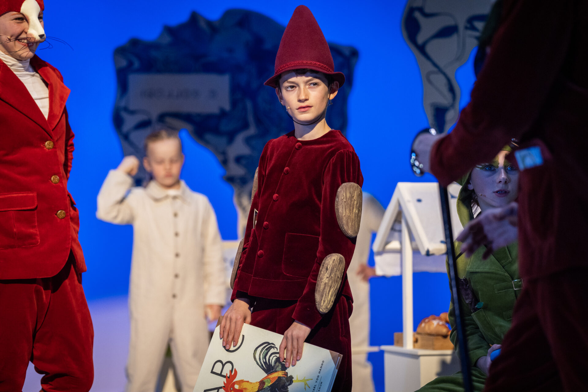 Pinocchio ser lur ut og holder en ABC bok i hånden