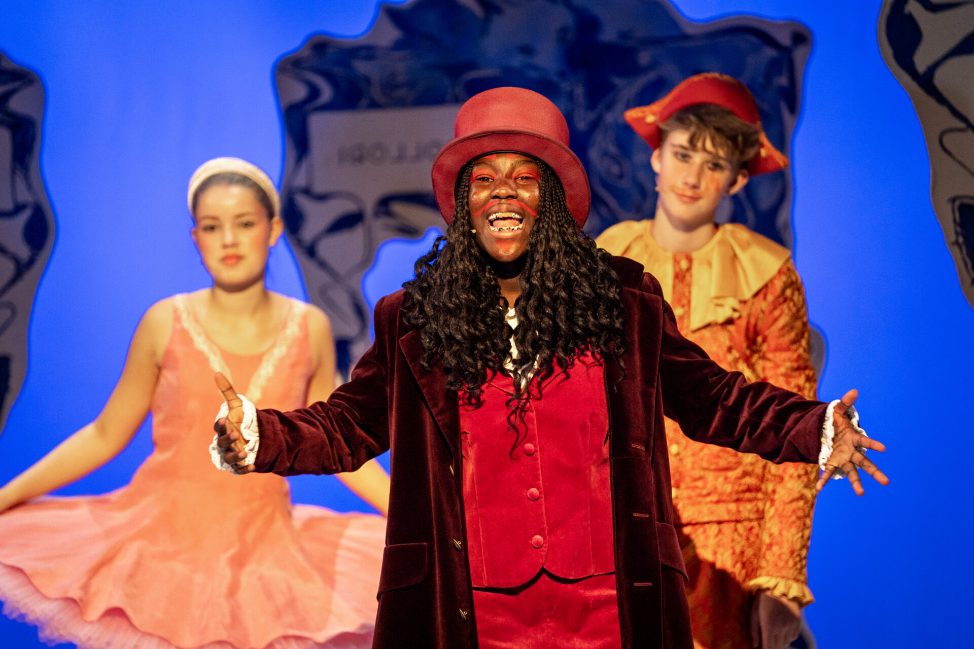 En skummel teaterdirektør står foran Halekin og Colombine