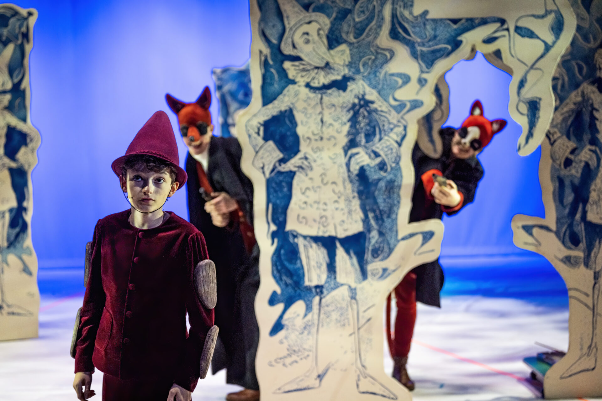 Pinocchio blir iaktatt av en rev og en katt.