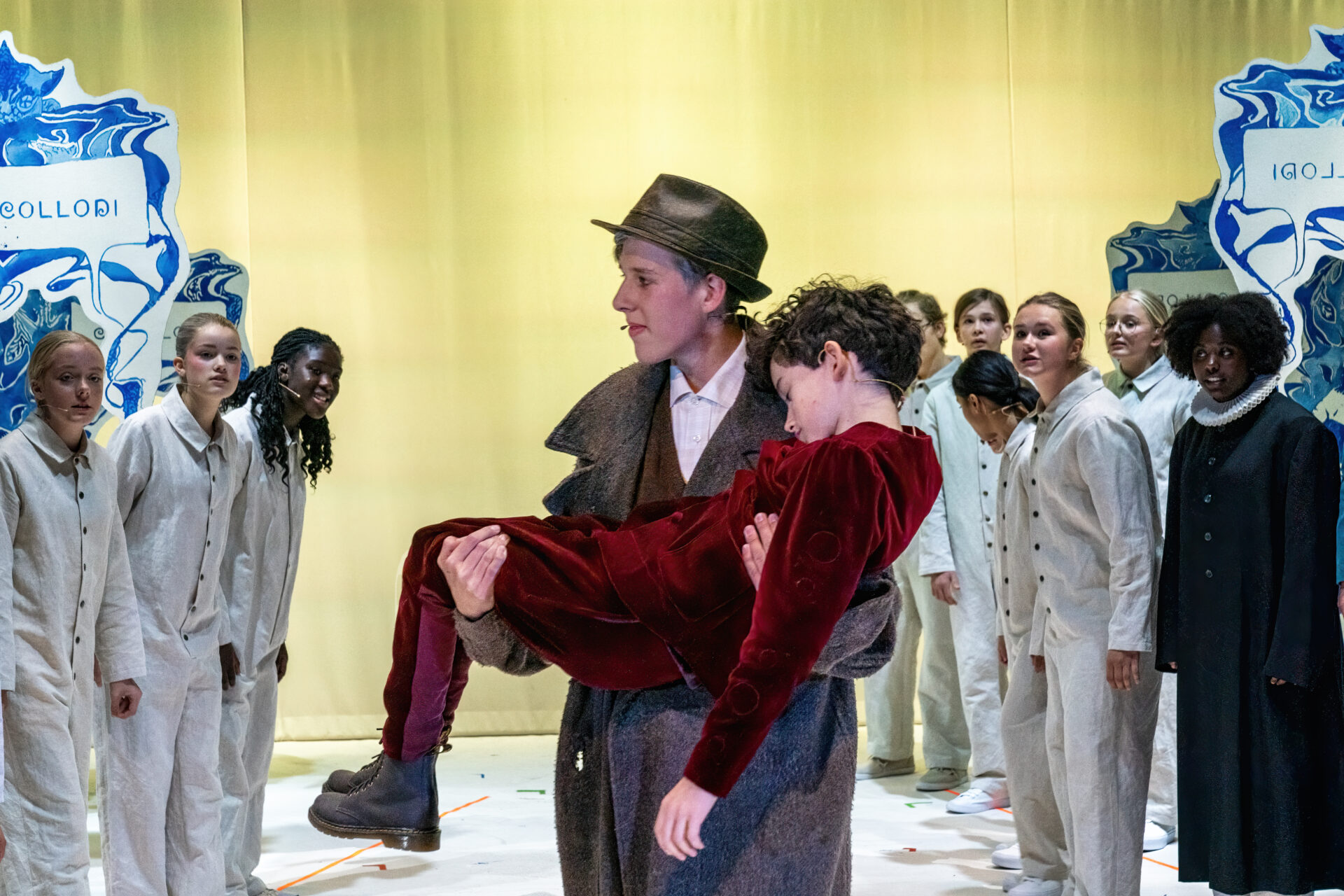 Gepetto bærer en trett Pinocchio