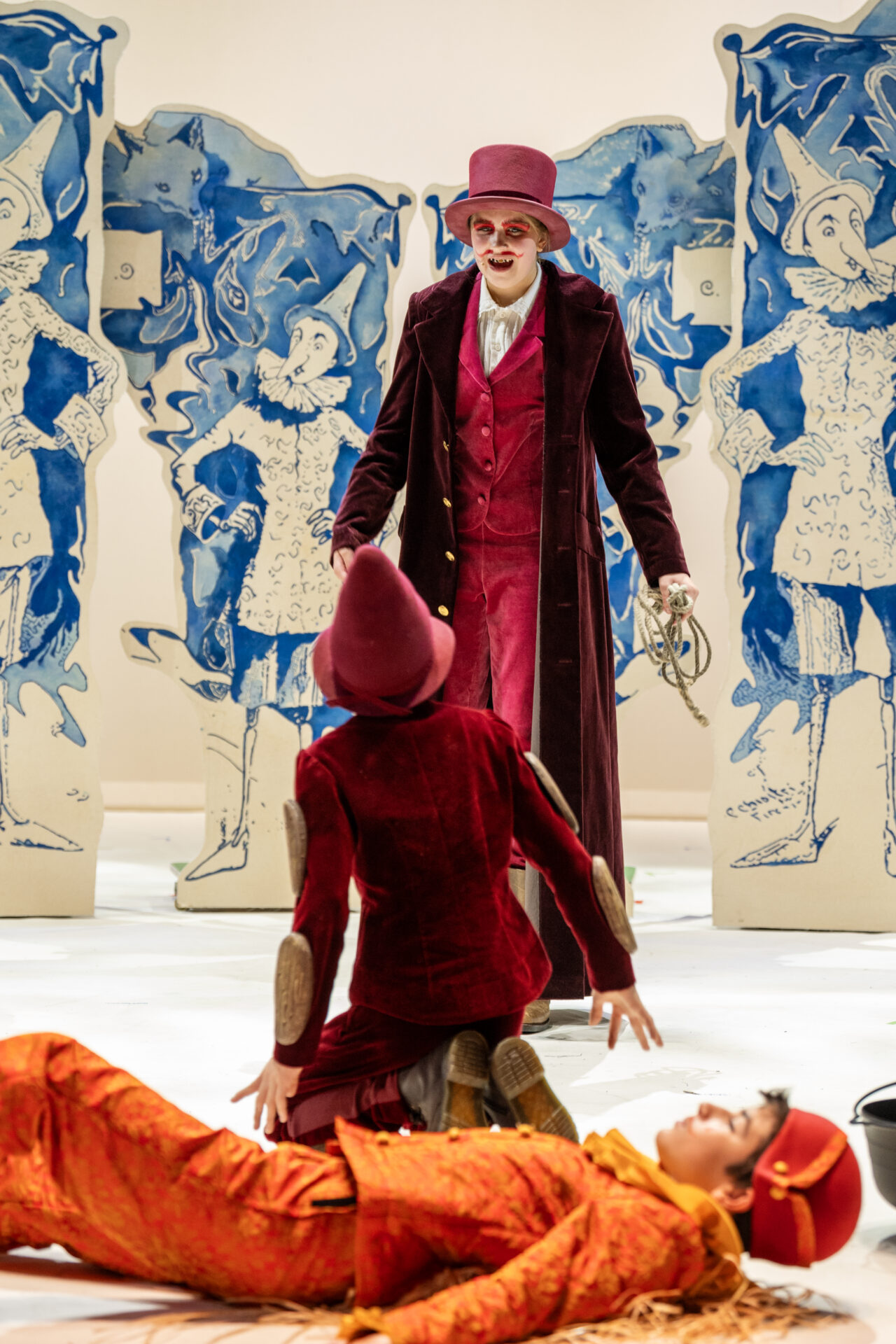 En skummel teaterdirektør truer Pinocchio