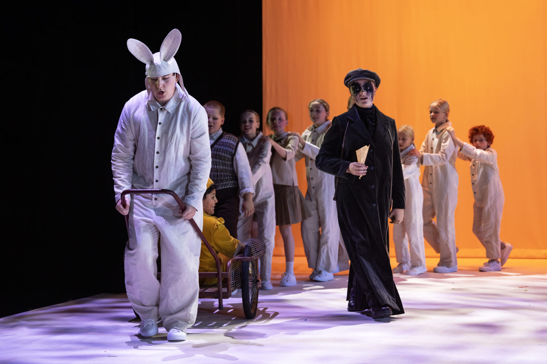 Barn kledd ut som esel går på rekke og rad