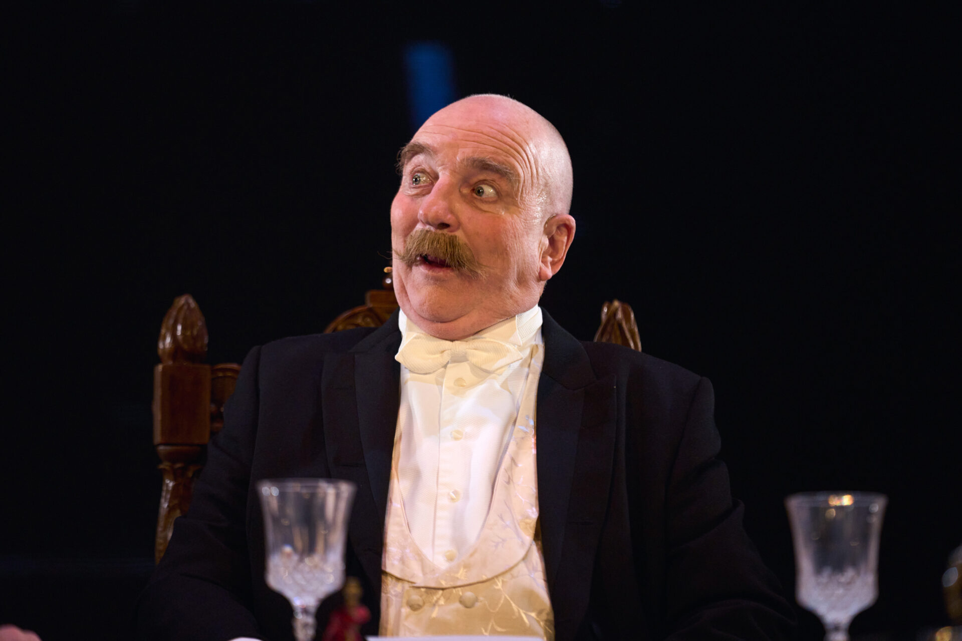 Mannlig skuespiller ved middagsbordet - fra stykket Julemiddag