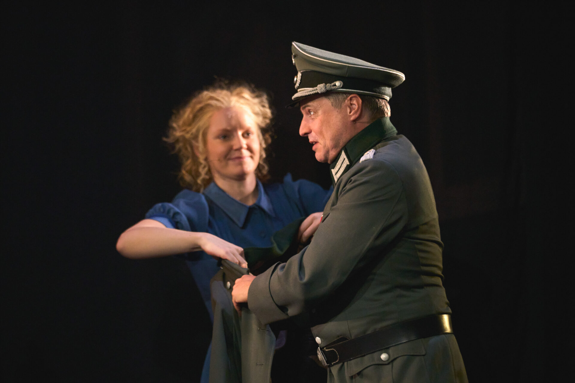 To skuespillere på scenen - fra stykket Julemiddag