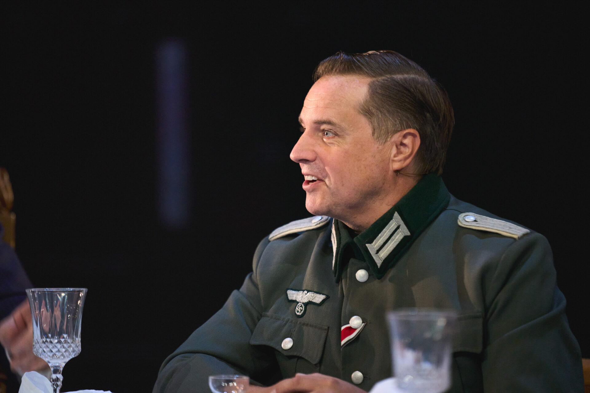 Mannlig skuespiller i uniform, fra stykket julemiddag