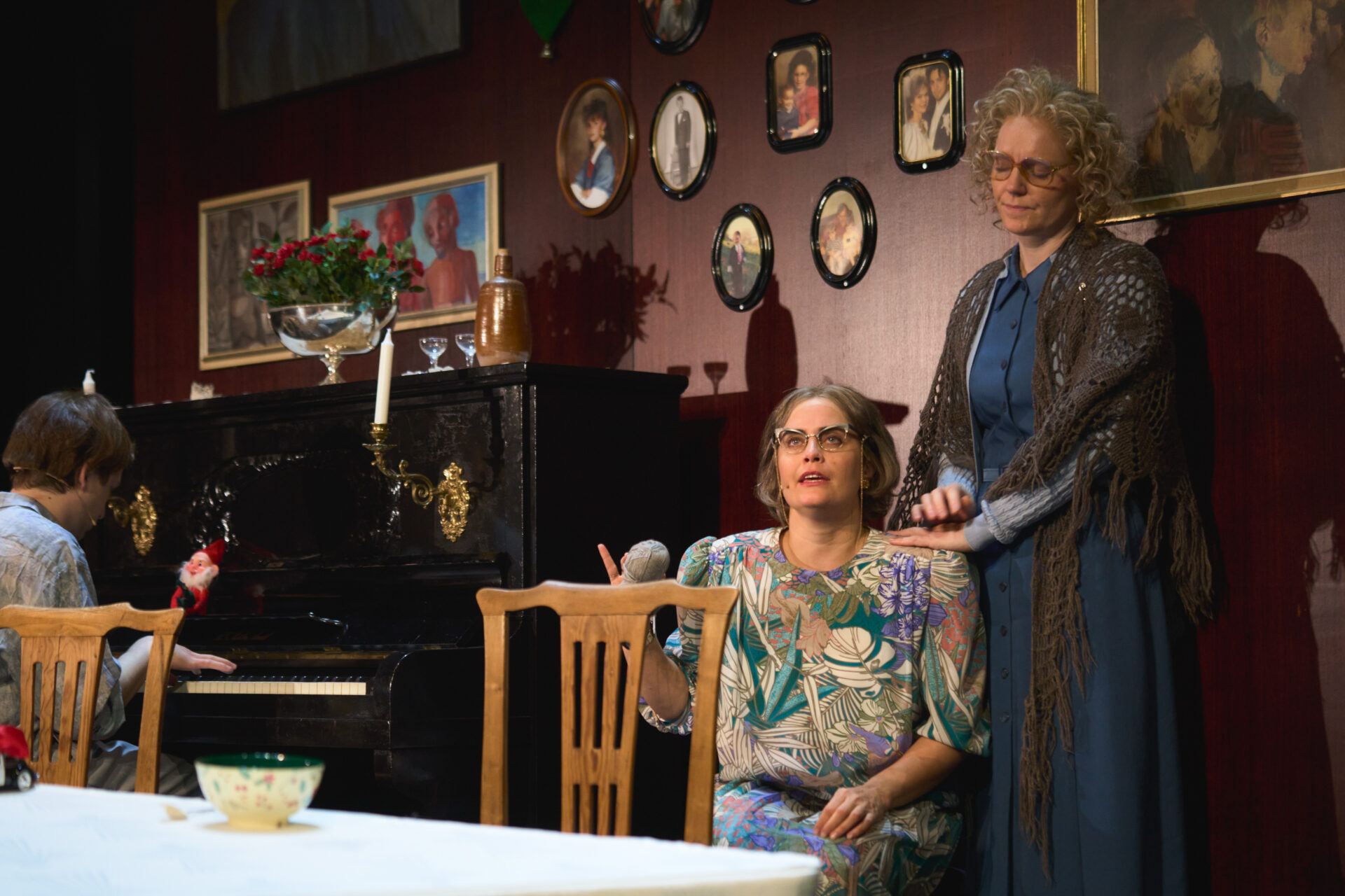 Skuespillere på scenen - fra stykket Julemiddag