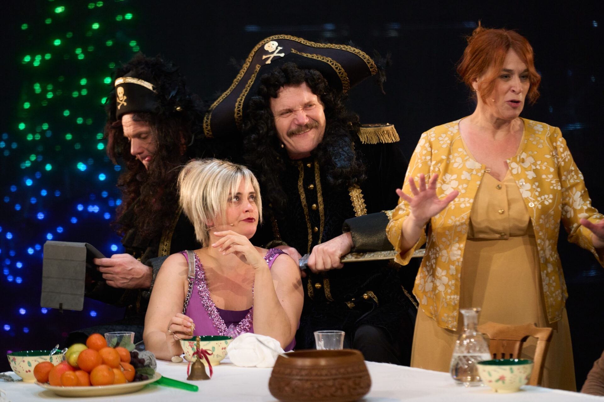 Skuespillere på scenen - fra stykket Julemiddag