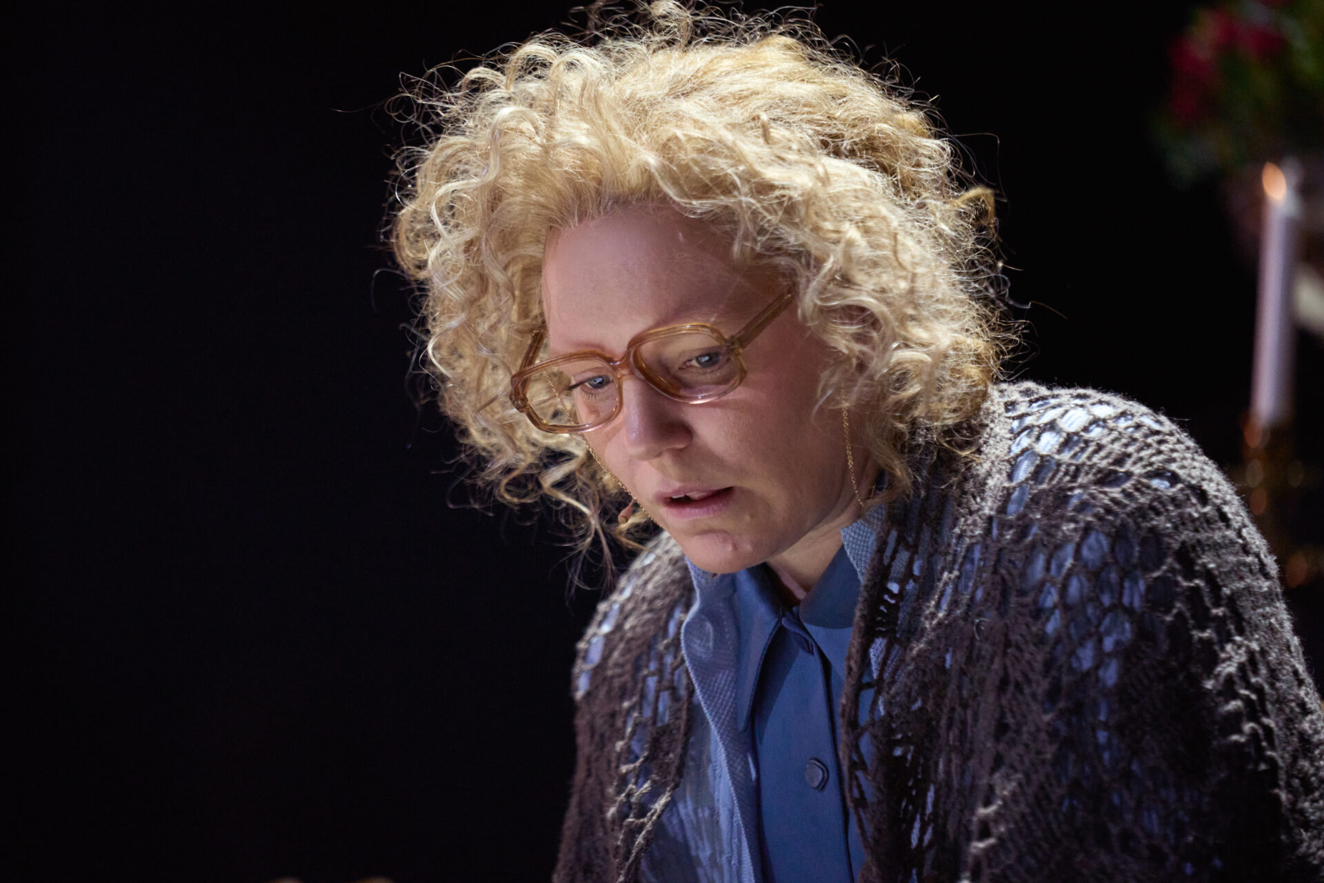 En kvinnelig skuespiller på scenen - fra stykket Julemiddag