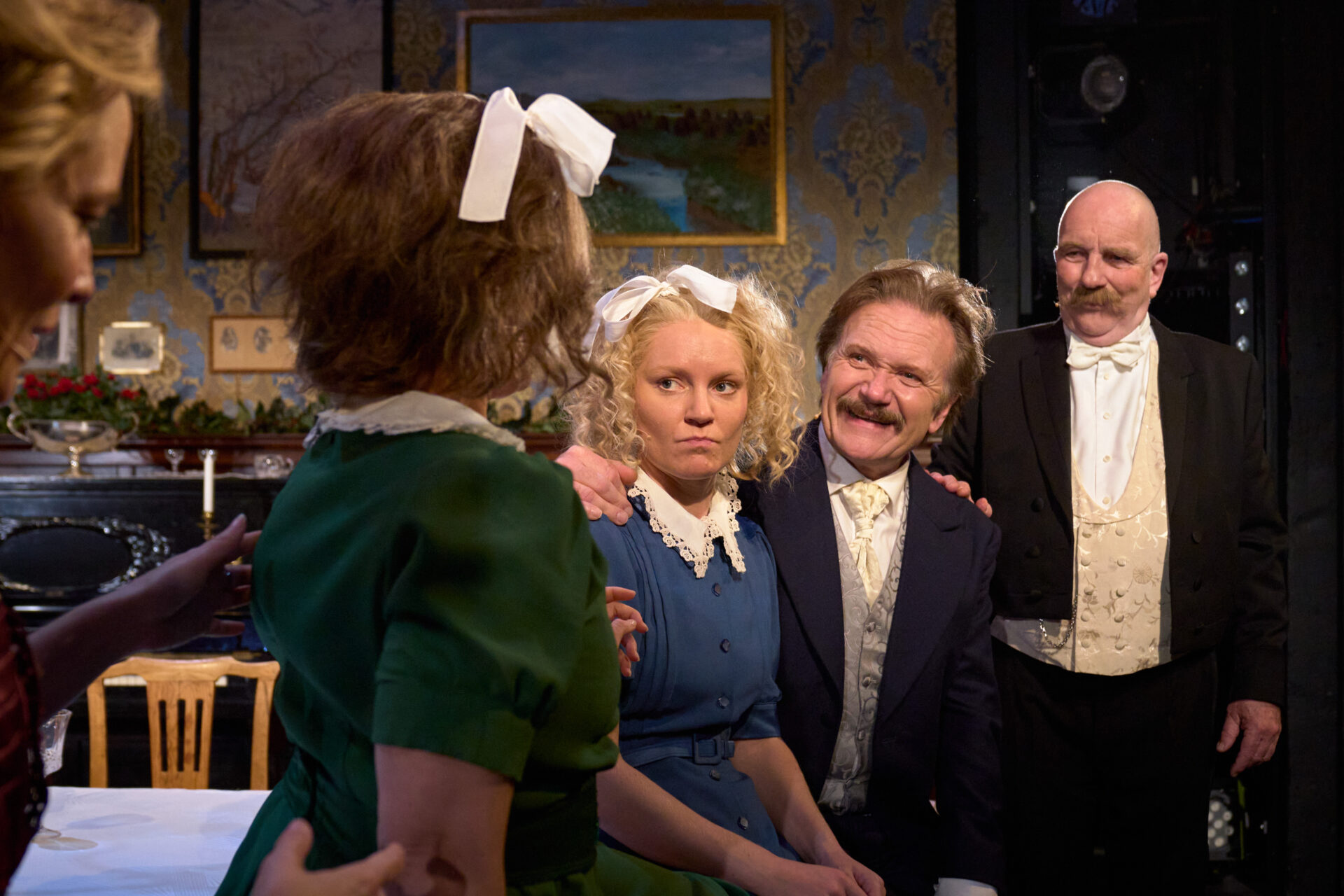 Skuespillere på scenen - fra stykket Julemiddag