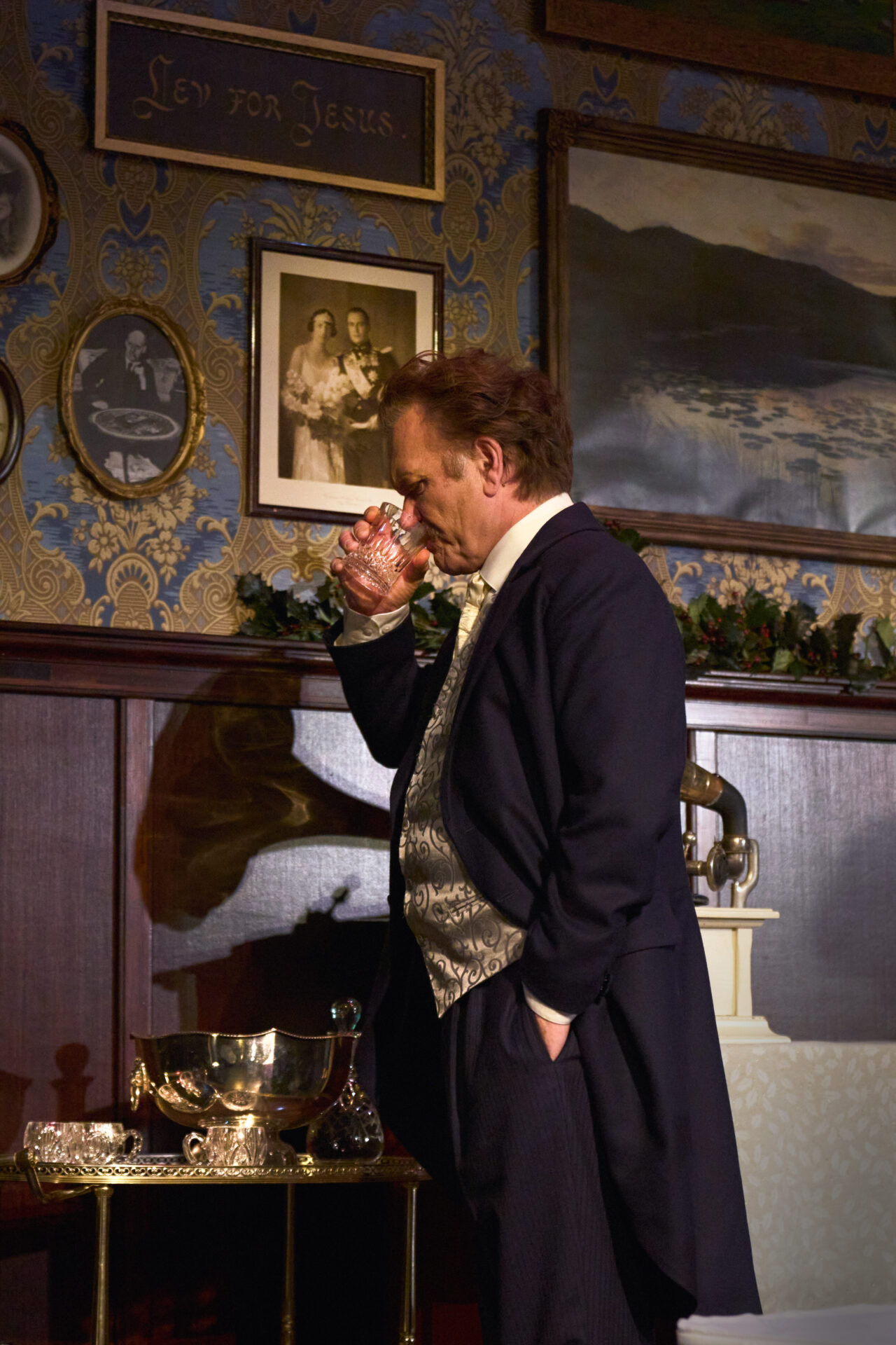 Skuespiller på scenen - fra stykket Julemiddag