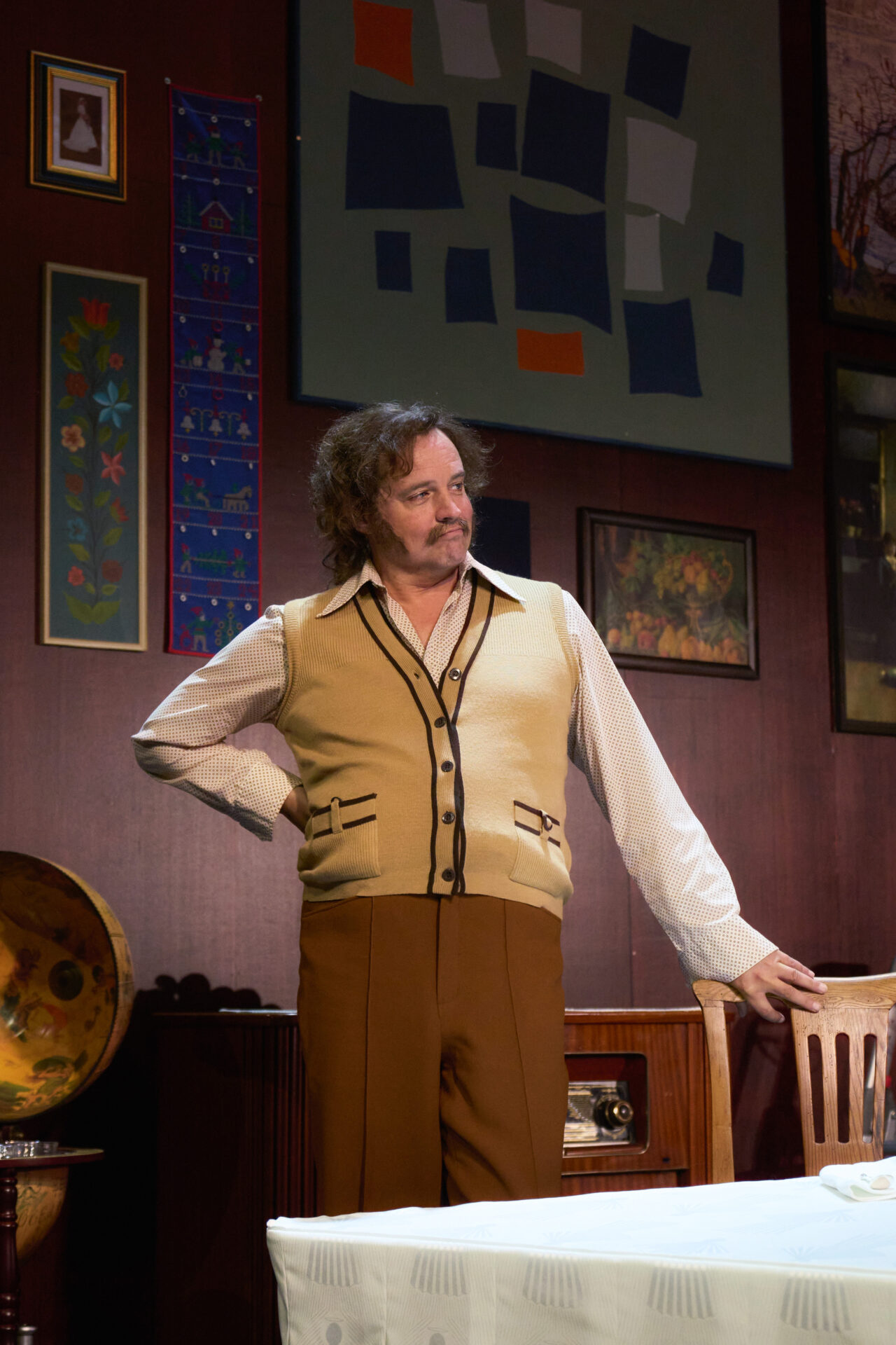 Skuespiller på scenen - fra stykket Julemiddag