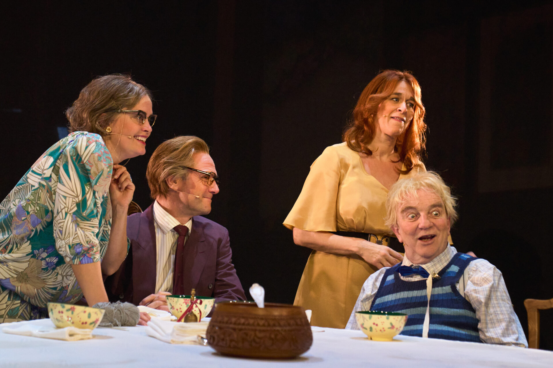 Skuespillere på scenen - fra stykket Julemiddag