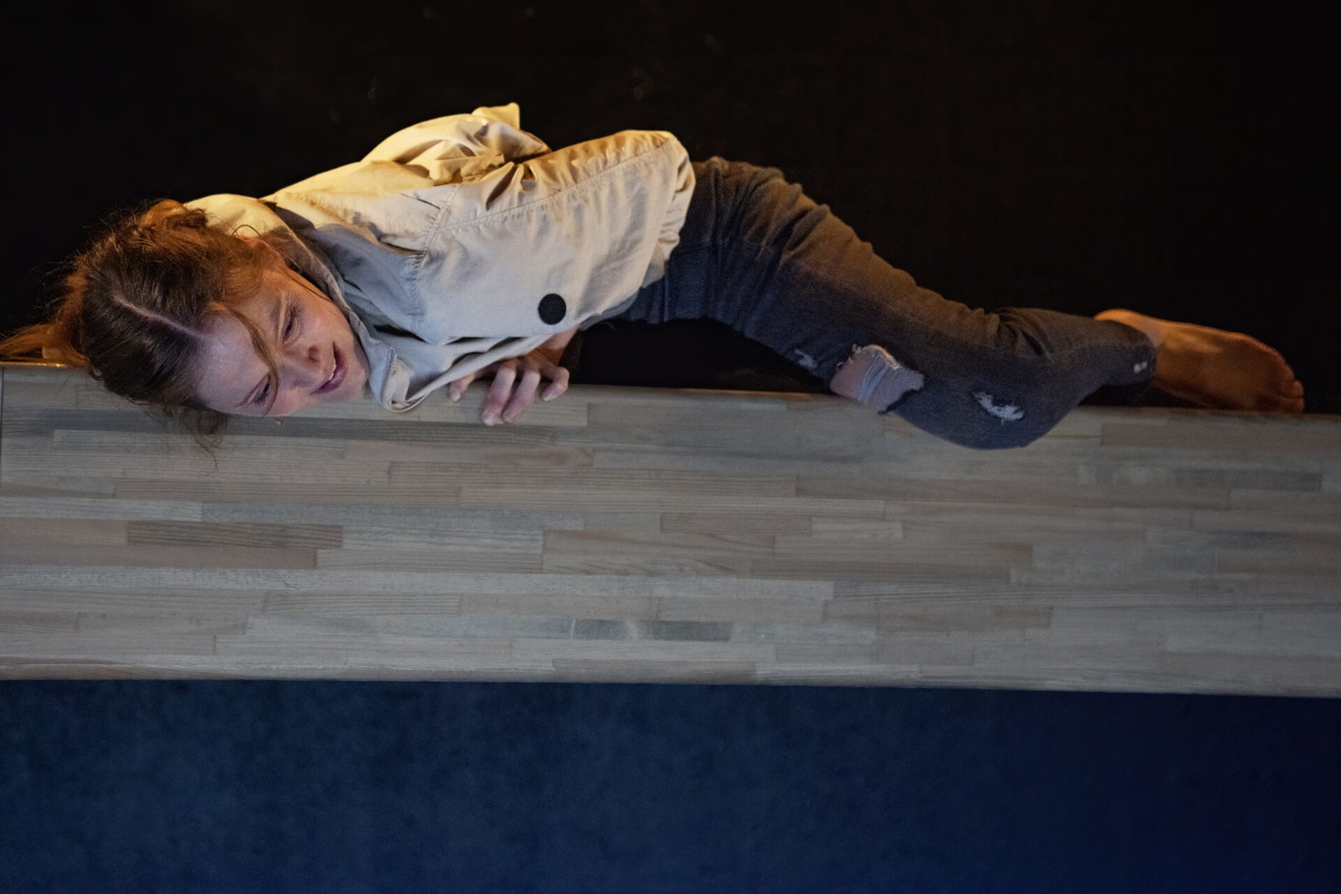 En kvinnelig skuespiller på kanten av scenen - fra stykket Eg er vinden