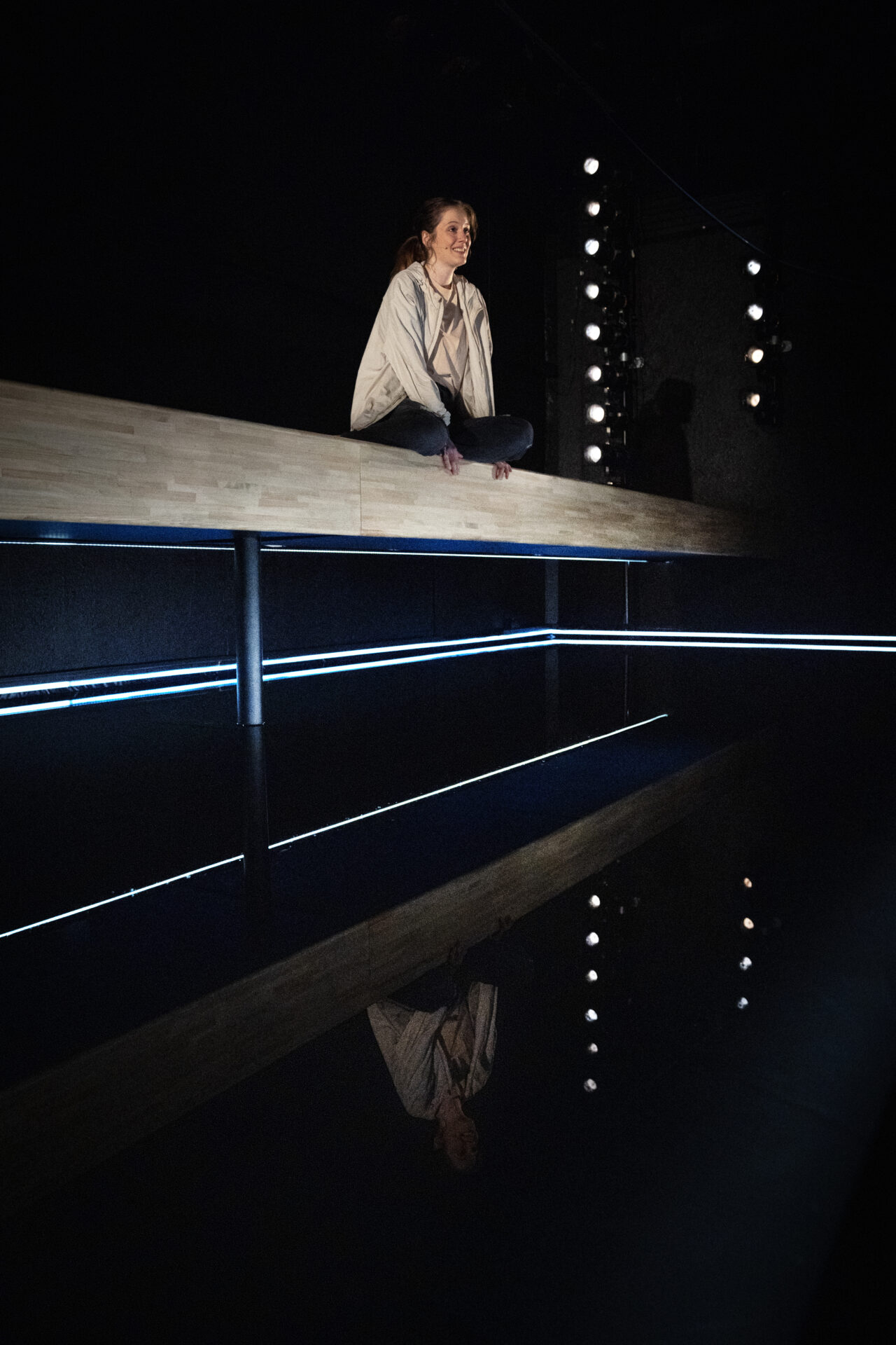 En kvinnelig skuespiller på kanten av scenen - fra stykket Eg er vinden