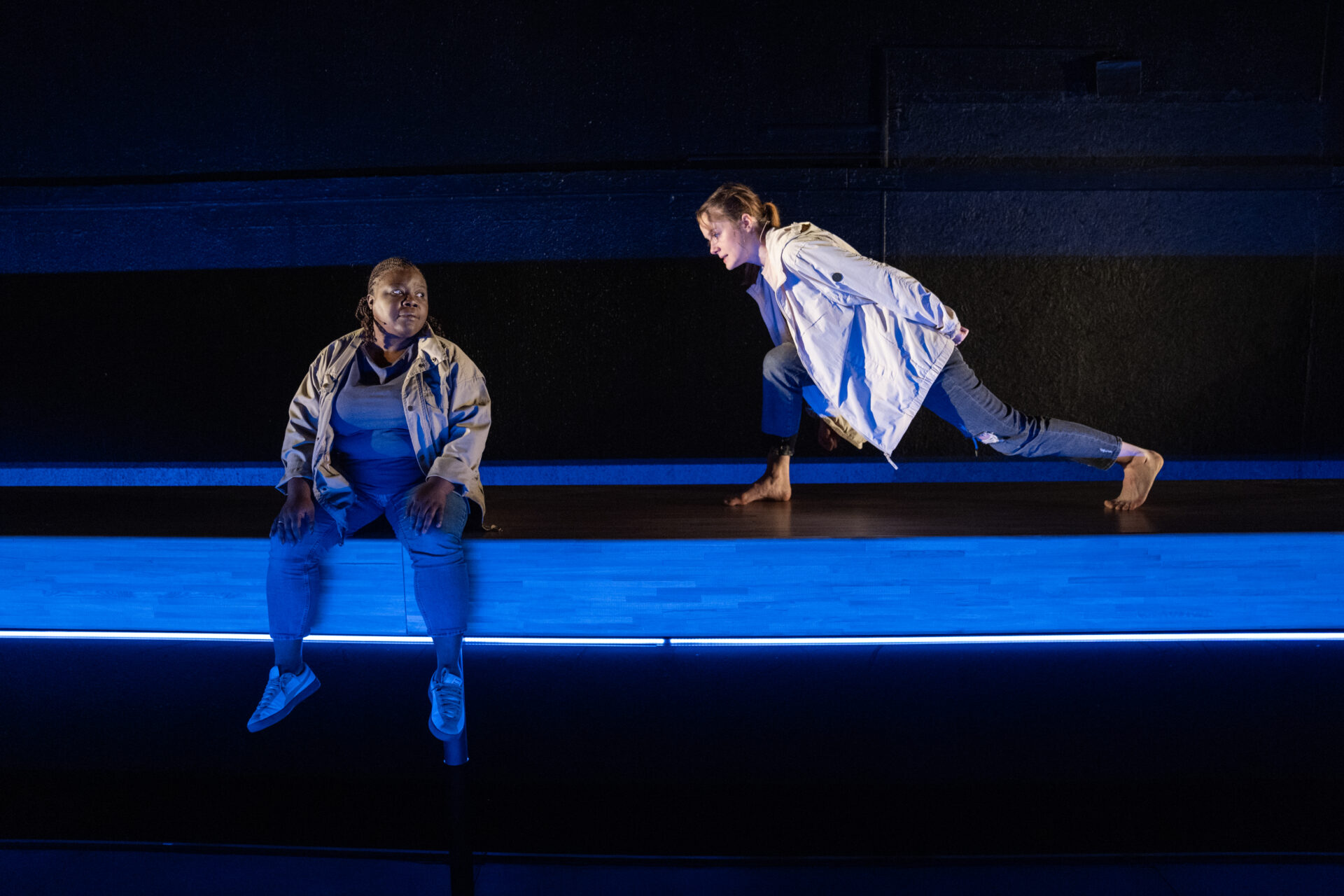 To kvinnelige skuespillere på scenen - fra stykket Eg er vinden