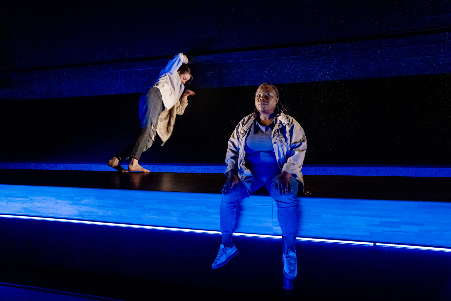 To kvinnelige skuespillere på scenen - fra stykket Eg er vinden