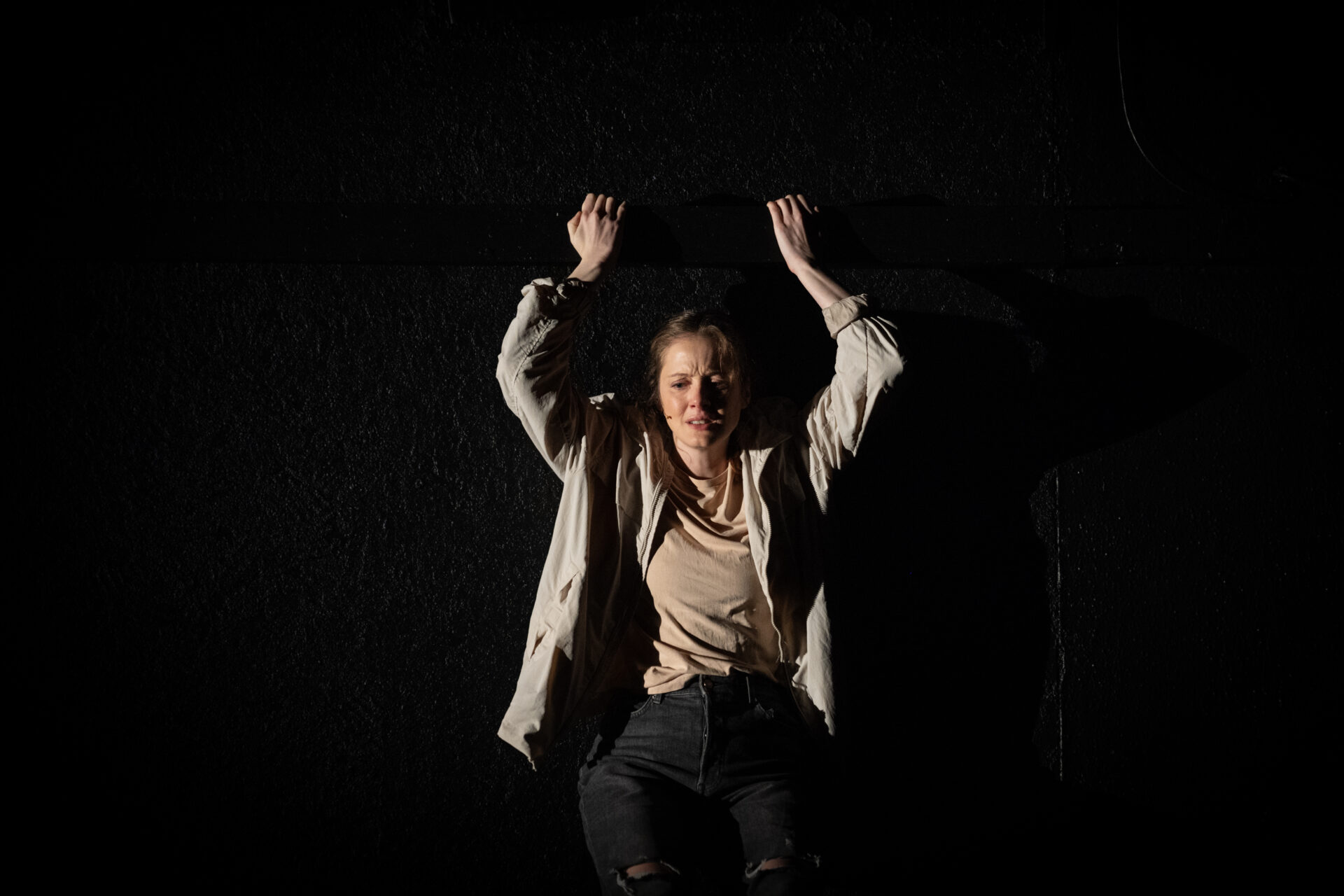 En kvinne som ser bekymret ut - fra stykket Eg er vinden