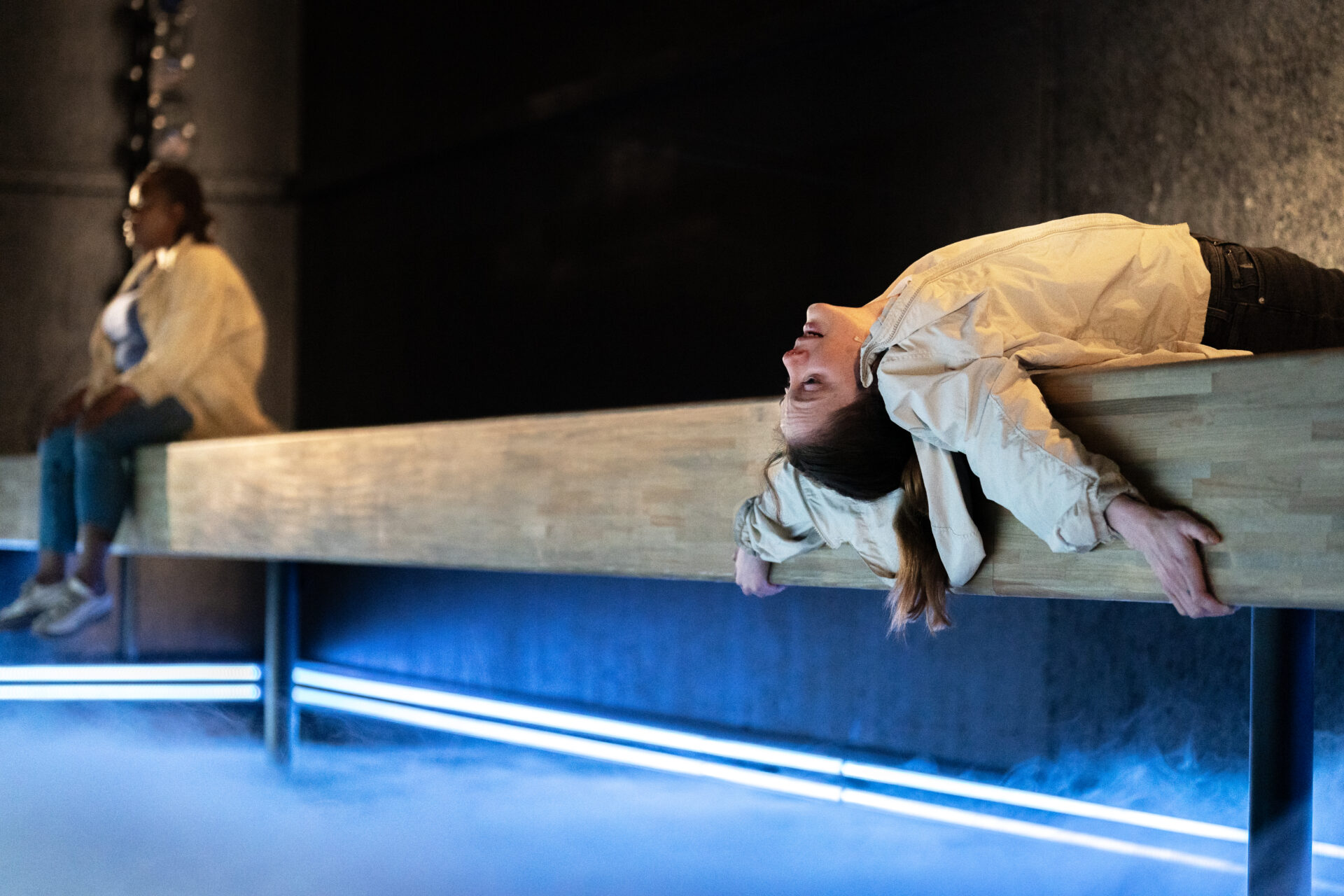 To skuespillere på scenekanten - fra stykket Eg er vinden