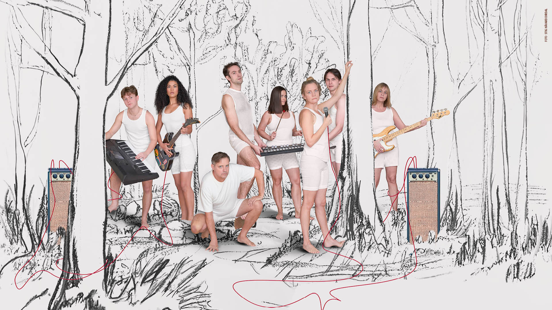 Åtte mennesker som spiller ulike instrumenter i en kulltegnet sort/hvit skog.