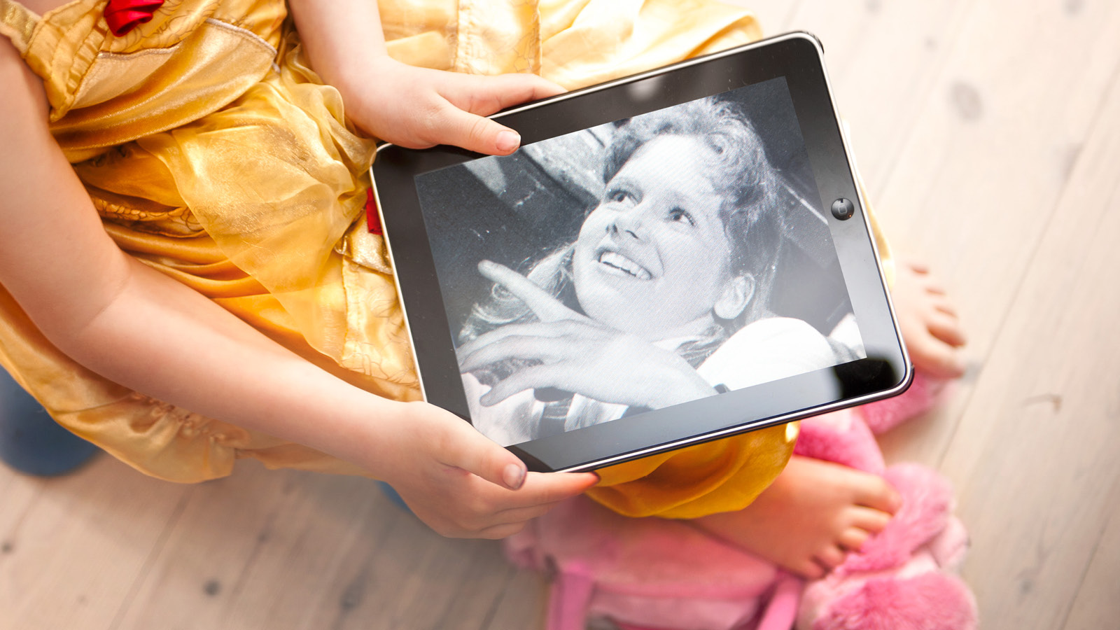 Bilde av Liv Ulmann på en i-pad
