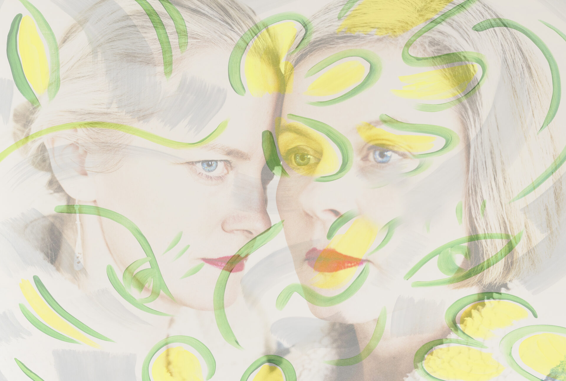 To kvinner med hodene mot hverandre i en slags klem