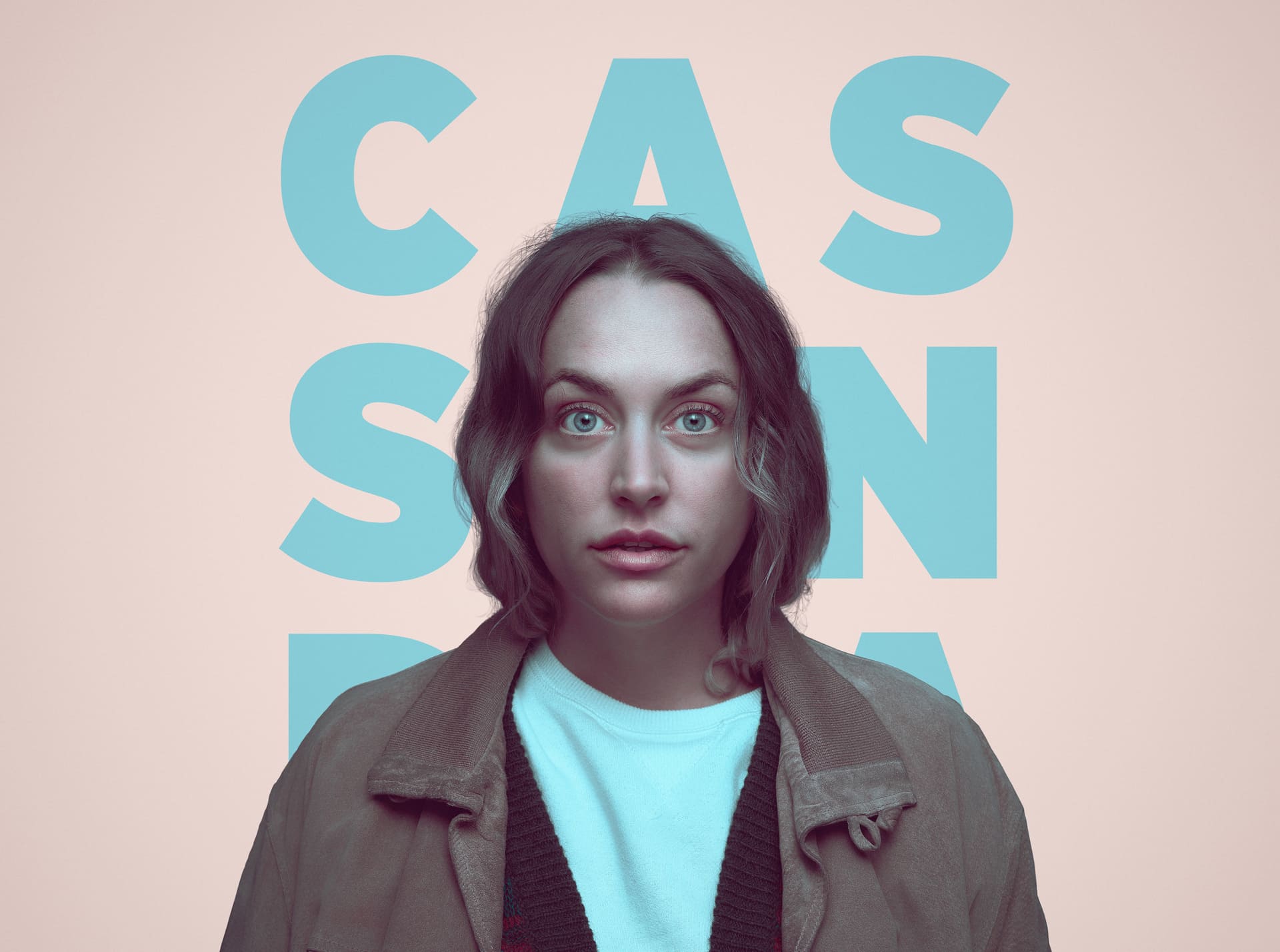 Plakatfoto av Cassandra. En kvinne ser inn i kamera foran navnet "Cassandra" i blå skrift.