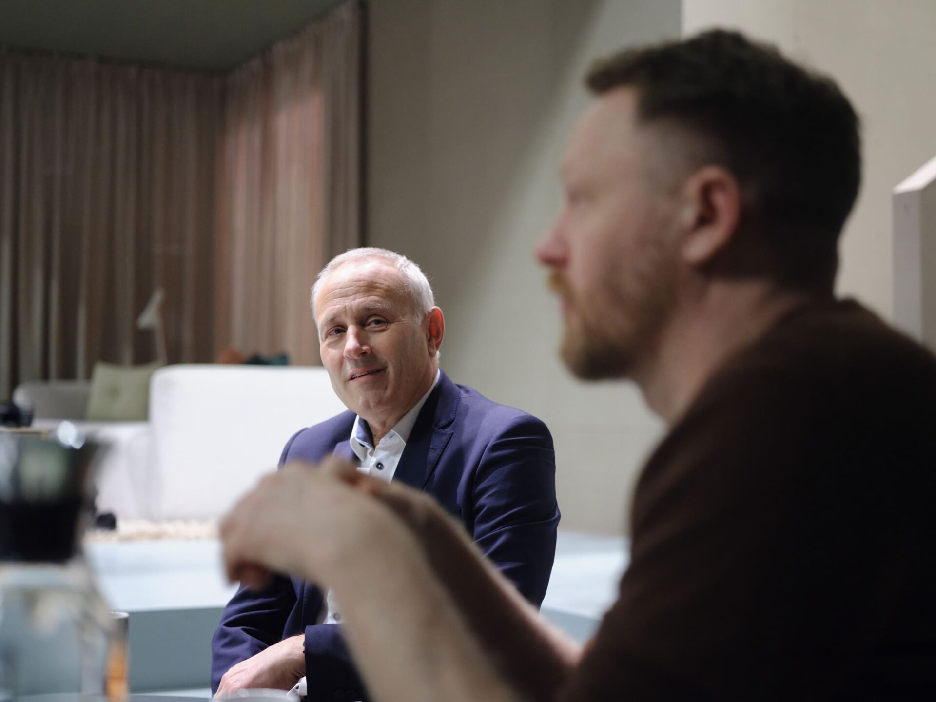 To menn sitter og prater sammen.