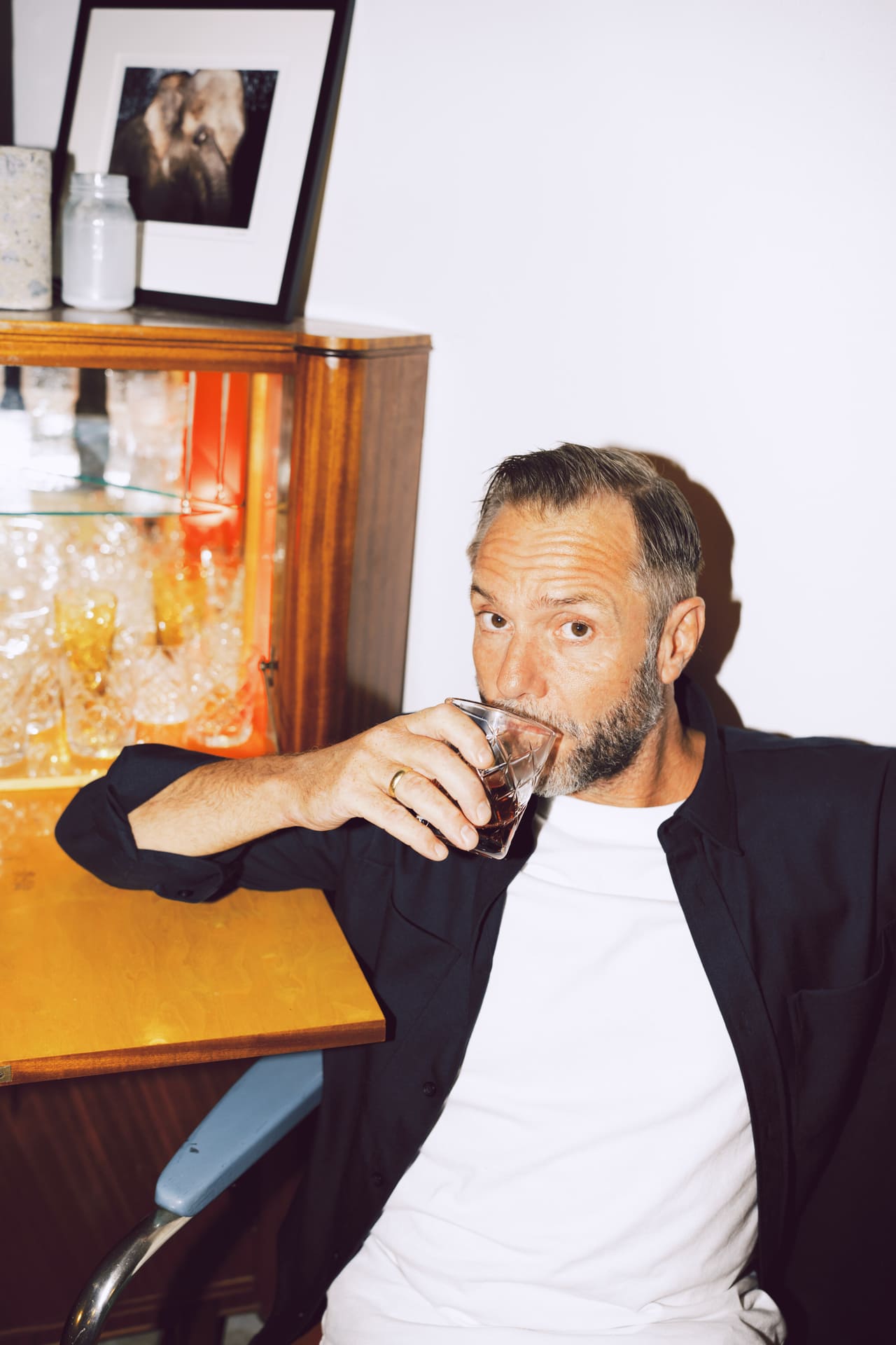 Skuespiller Espen Reboli Bjerke drikker fra et glass.