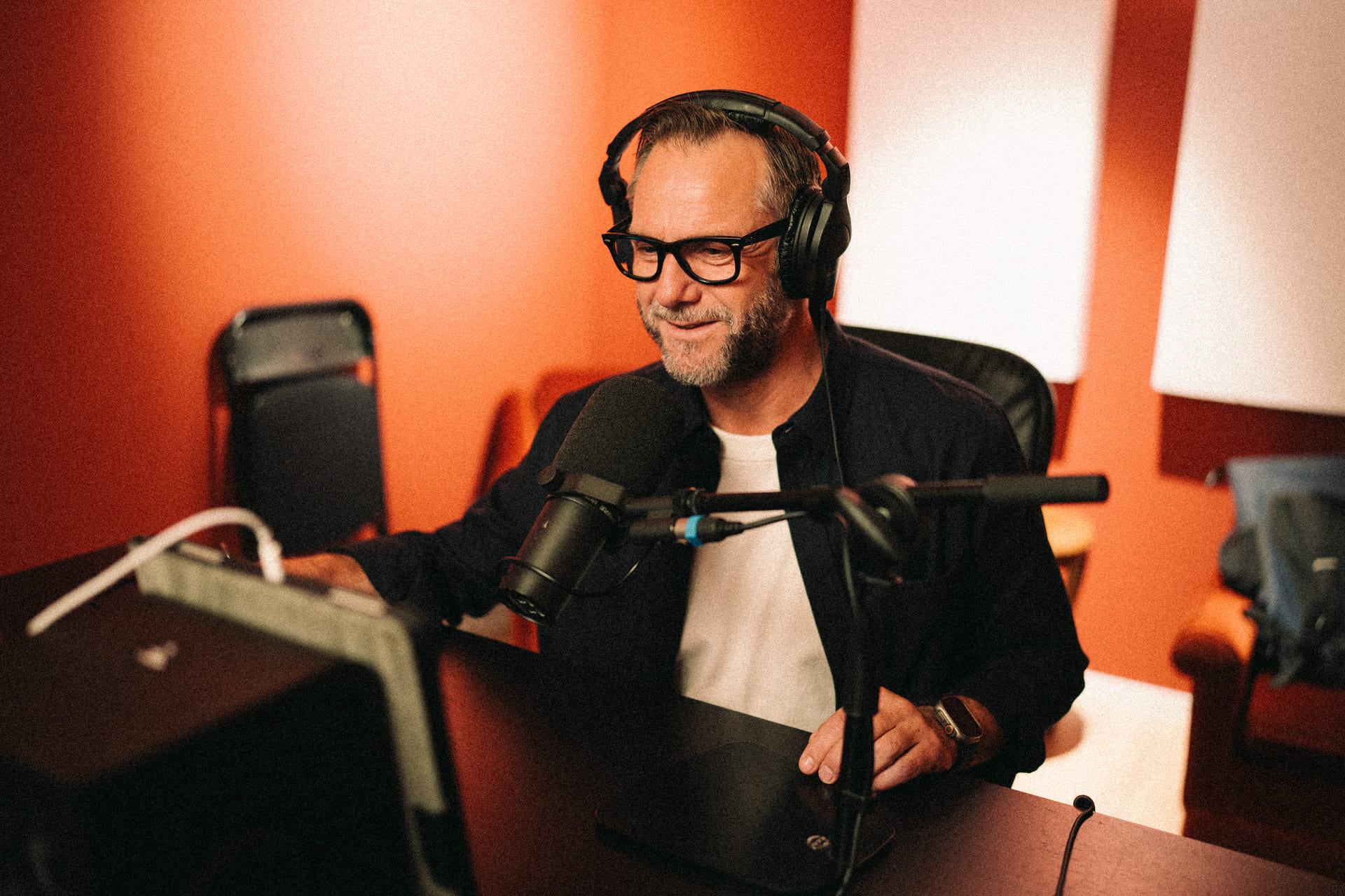 Espen Reboli Bjerke iført hodetelefoner leser inn lydbok.