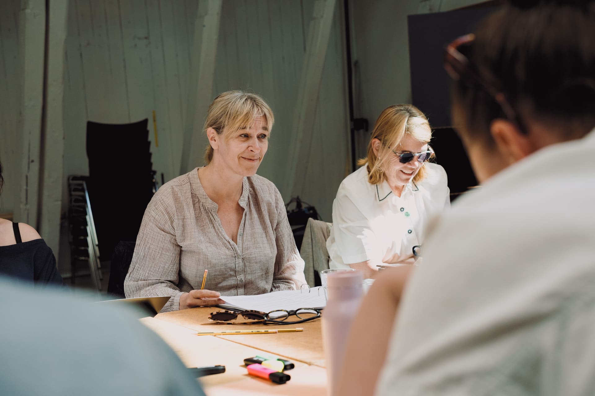 Skuespiller Marianne Holter studerer manus