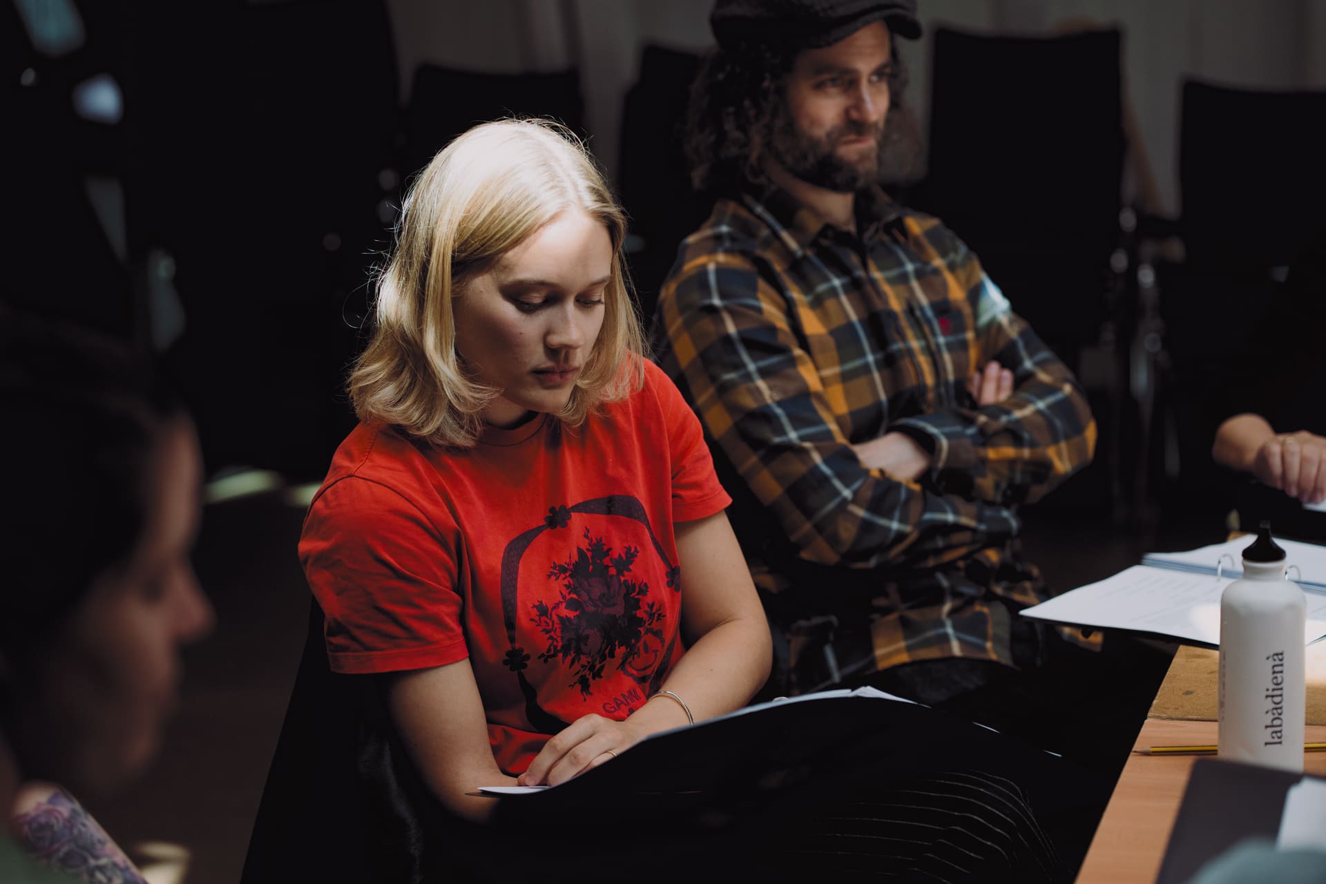 Skuespillere Malene Wadel og Torbjørn Eriksen studerer manus