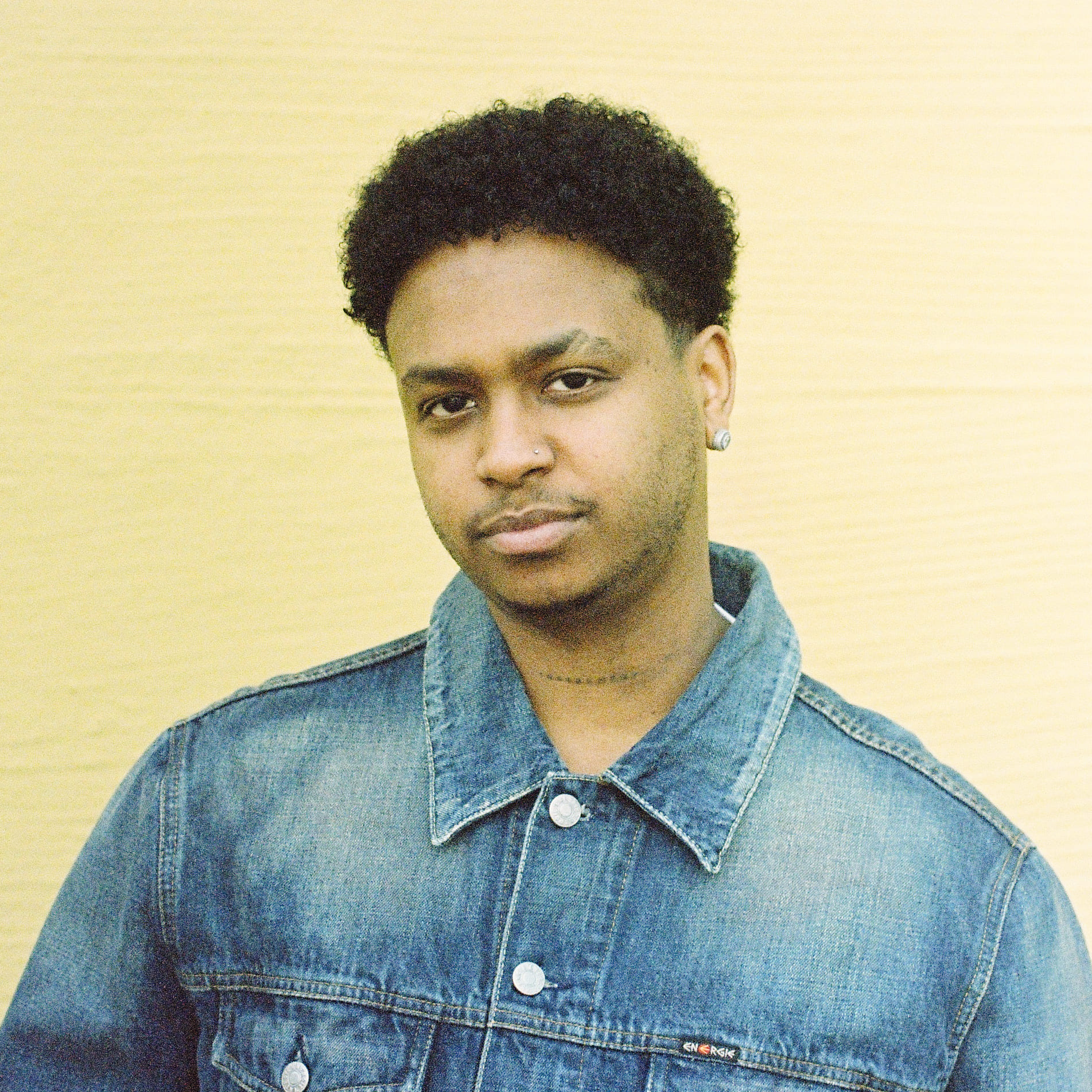 Portrettbilde av skuespiller Kaleb Isaac Ghebreiesus, kjent under artistnavnet Isah.