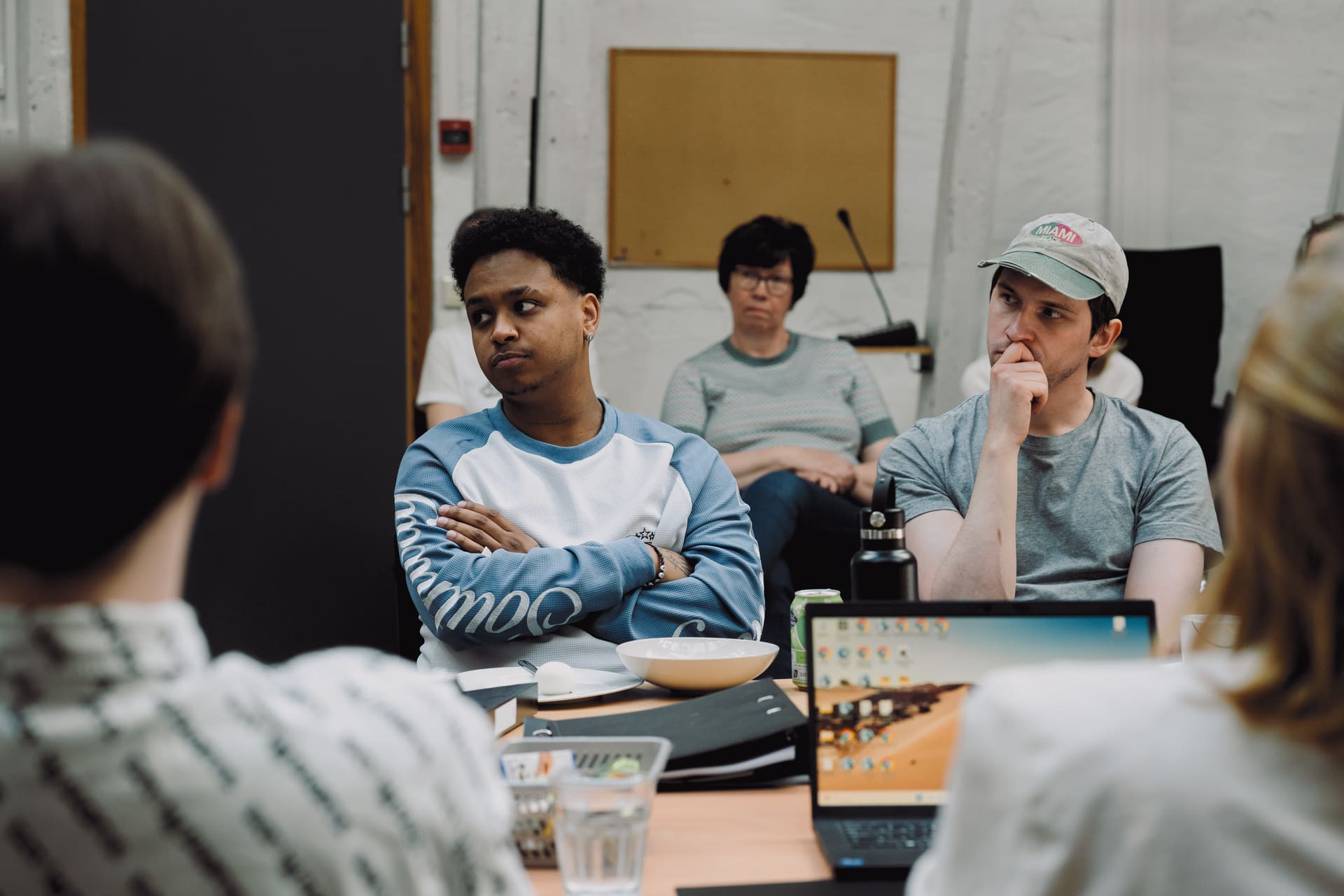 Skuespillere Kaleb Isaac og Amund Harboe under en leseprøve.