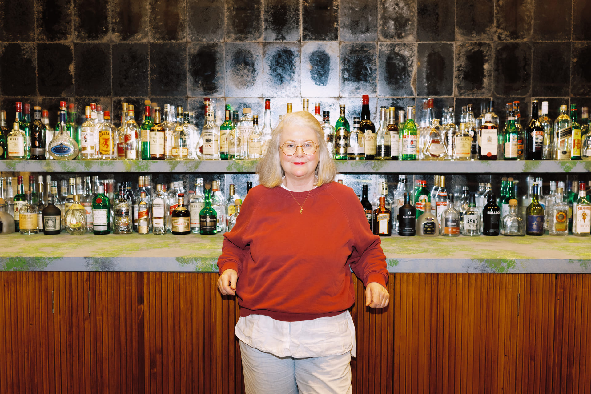 Regissør Hanne Tømta står foran baren som brukes i Peer Gynt.