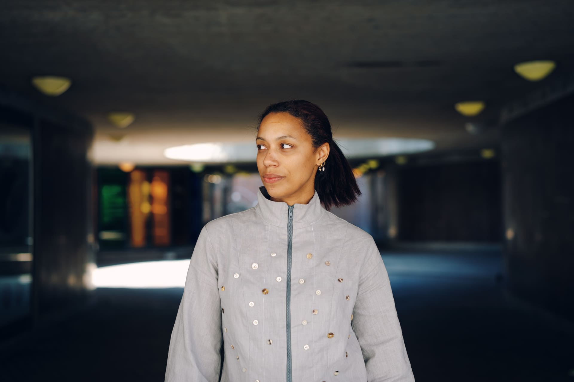 Portrett av kostymedesigner Mira Genevieve