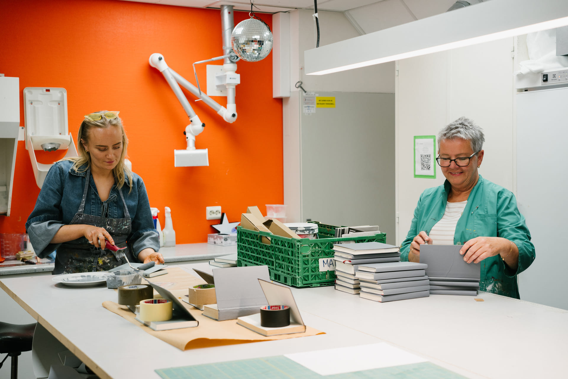 Rekvisitørene ved Rogaland Teater reparerer bøker.