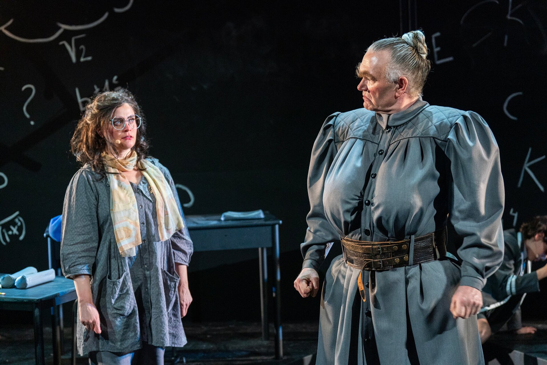 To kvinner stirrer mistenksomt på hverandre.