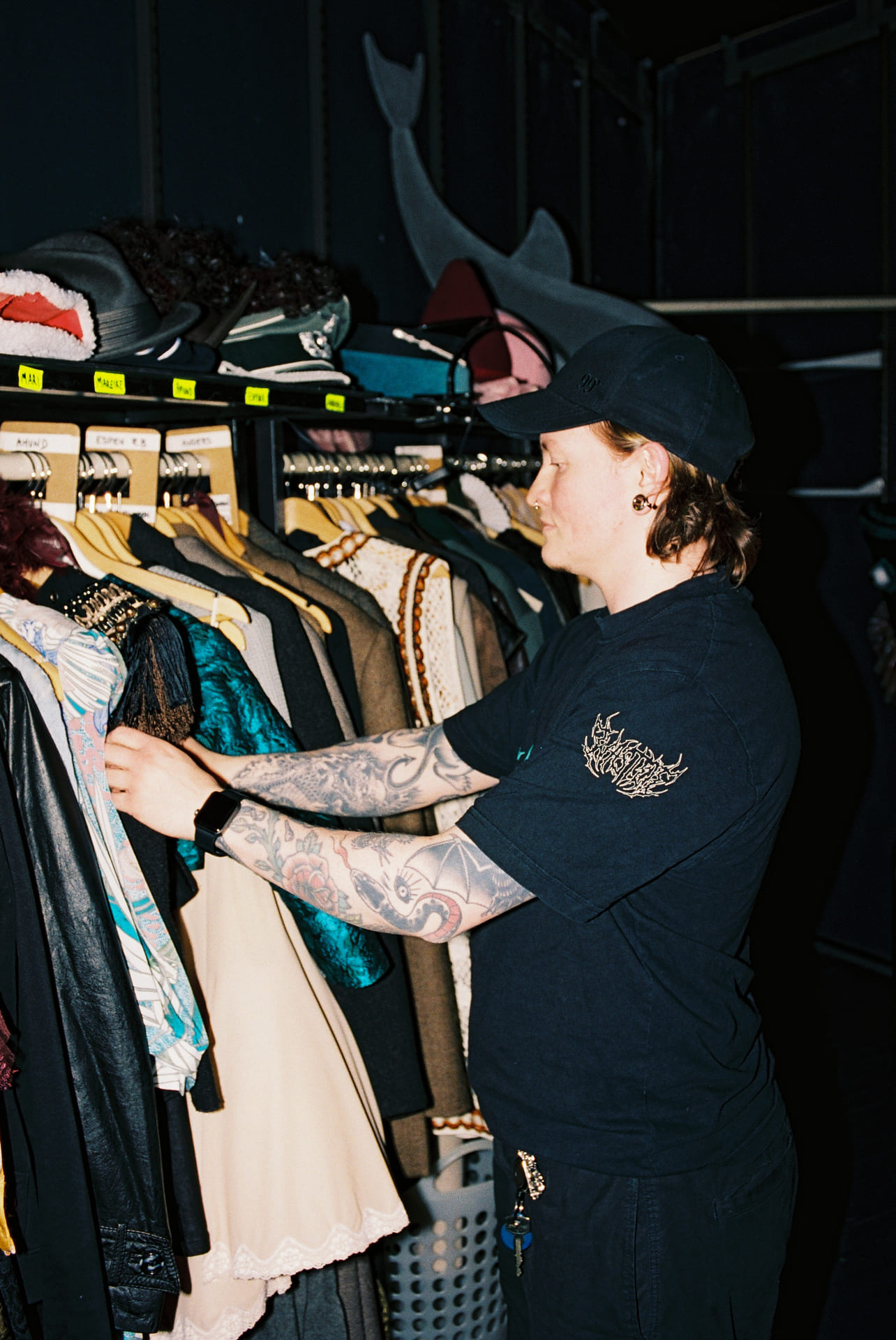 En mann velger ut et kostyme blant flere.