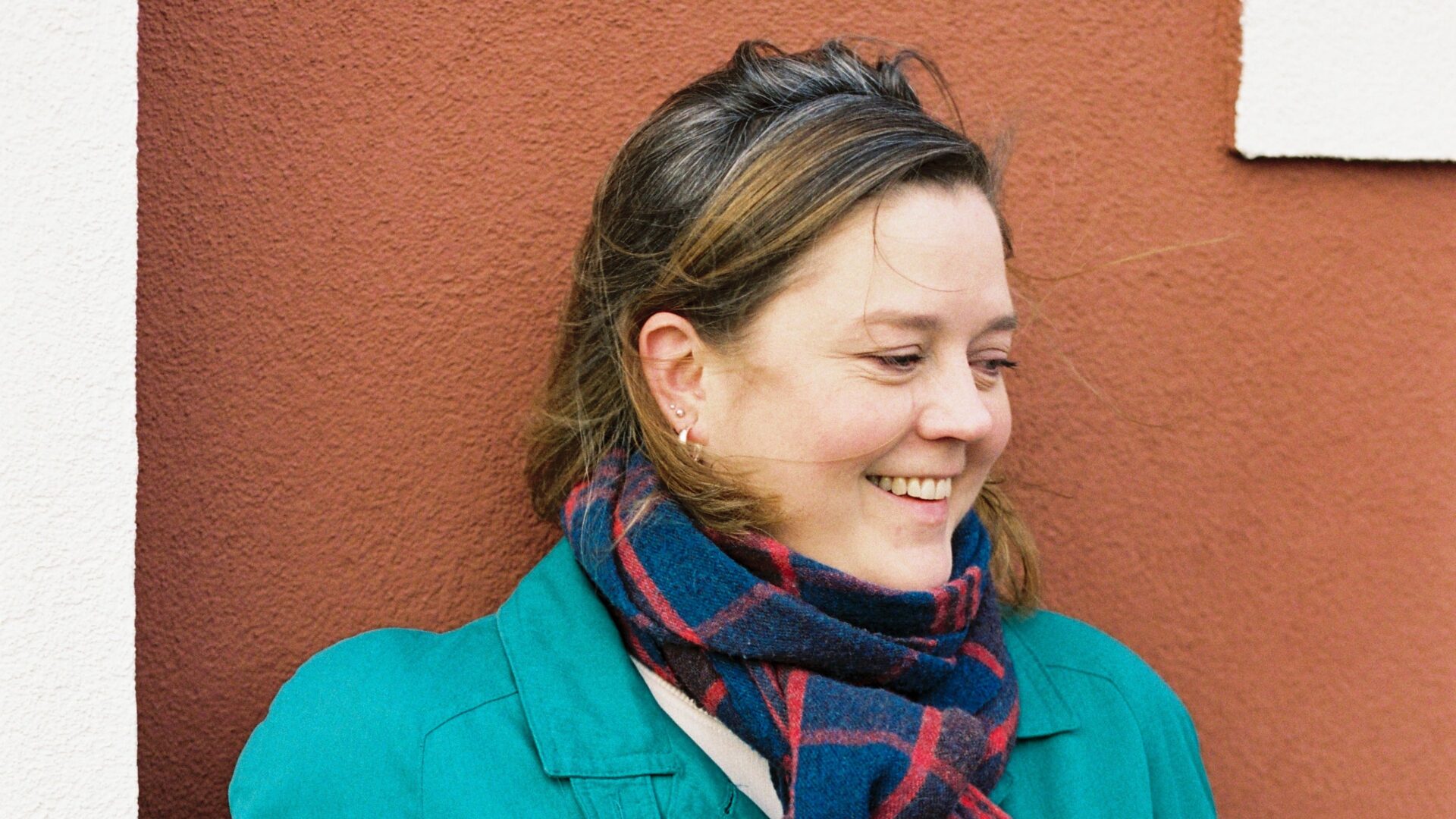 Smilende kvinne med skjerf